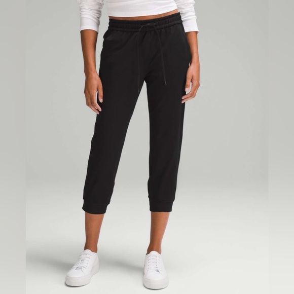 LULULEMON | ✨NEW✨ Soft Jersey Classic-Fit Mid-Rise Cropped Jogger in Black - Picture 2 of 8